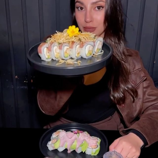 🚨 LUNES = ROLLS A $4.990 🍣🔥
Envía este video a la persona con la que te gustaría ir y armen el panorama de una. 🎸

Si aún no sabes dónde comer este lunes, la respuesta está en Retro rock sushi. 🤘 Con rolls desde $4.990, disfrutar un sushi increíble no tiene por qué salir caro.

¡No dejes pasar esta promo!